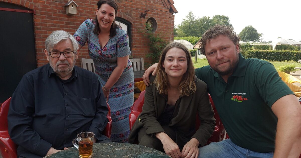 Maarten van Rossum en Emma Wortelboer op bezoek in Manderveen - 1Twente