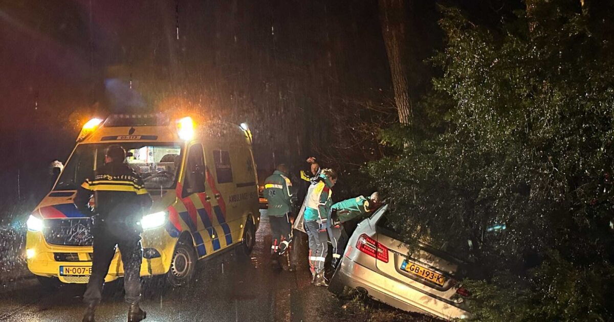 Auto Belandt In De Sloot In Enschede, Bestuurder Naar Ziekenhuis - 1Twente