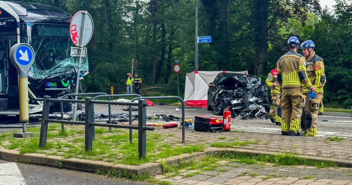 Ernstige Aanrijding Tussen Lijnbus En Auto Op Enschedesestraat In ...