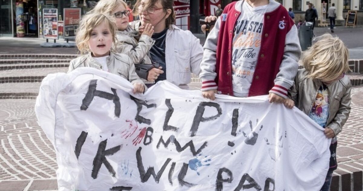 Help, ik wil papa terug' is de noodkreet op het spandoek van de 8