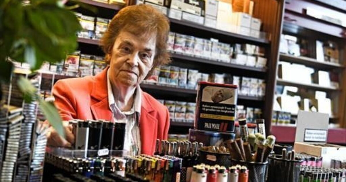 Nannie uit Enschede verkoopt al 45 jaar sigaretten, maar rookt zelf
