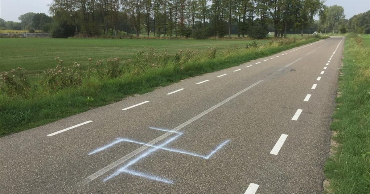 Groot Hakenkruis Getekend Op Weg Bij Enschede 1Twente Groot Hakenkruis Getekend Op Weg Bij Enschede 1Twente