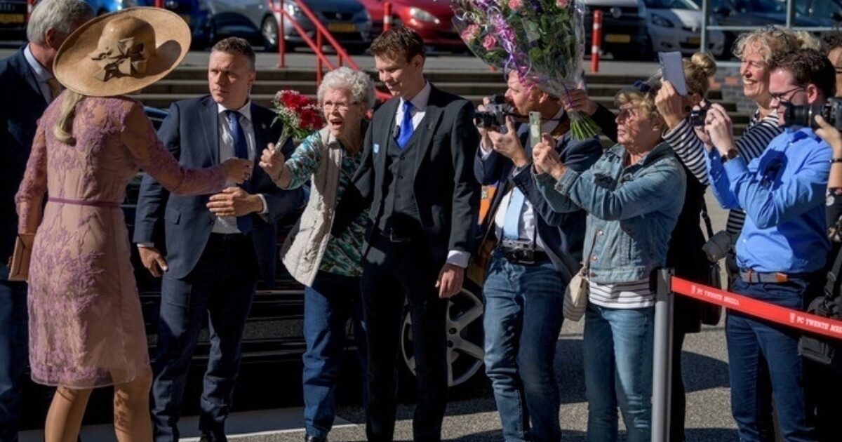 Diny (82) uit Enschede heeft lak aan de bewaking van MÃ¡xima - 1Twente