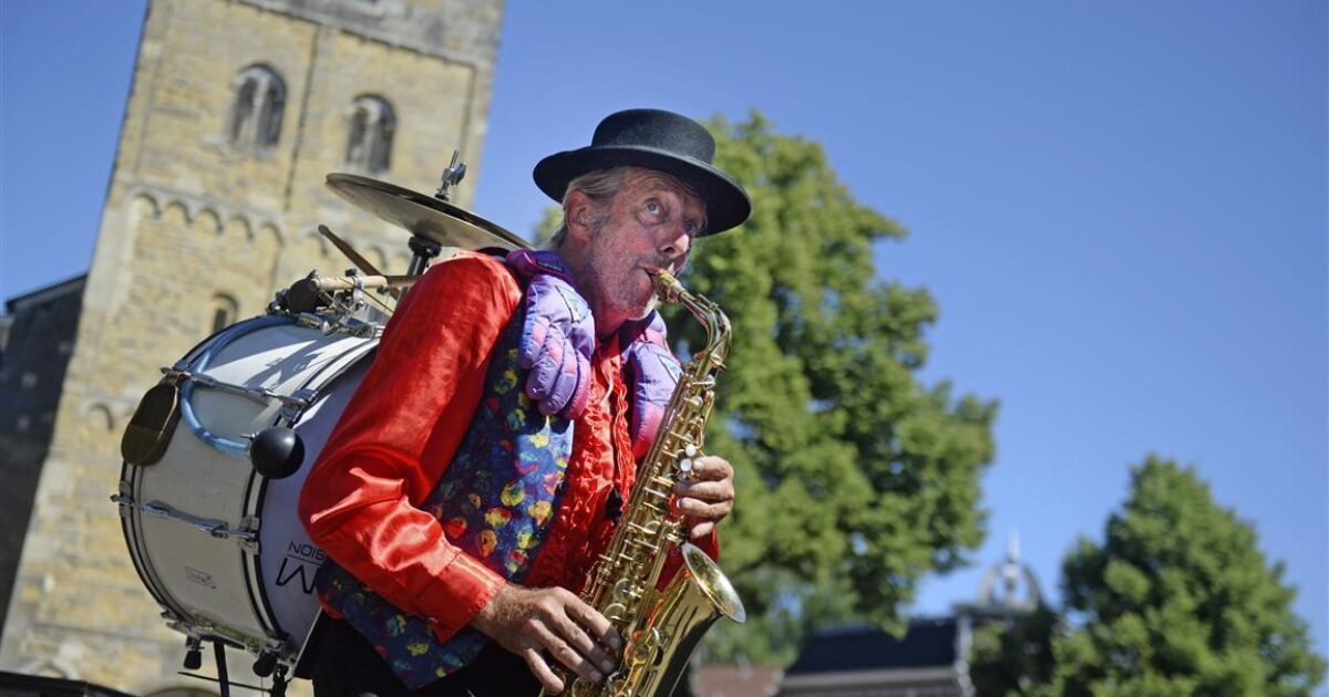 Straatmuzikant Di Stephano Geeft Kleur Aan Het Enschedese Straatbeeld ...