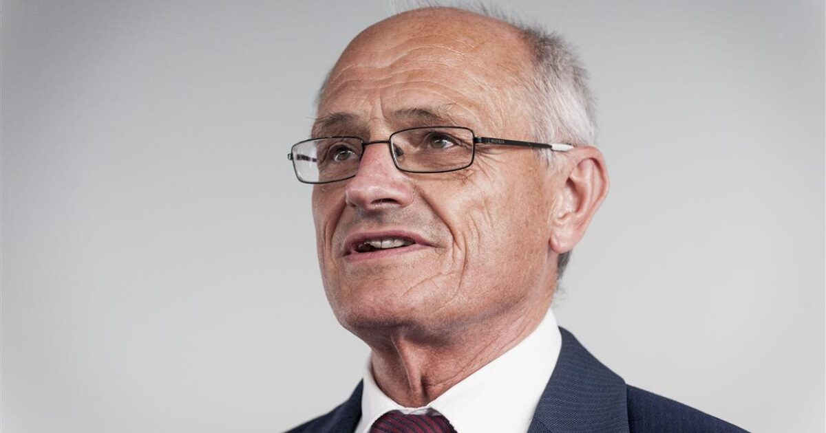 Sanderinks beschuldigingen naar ex raken kant noch wal , zegt rechter