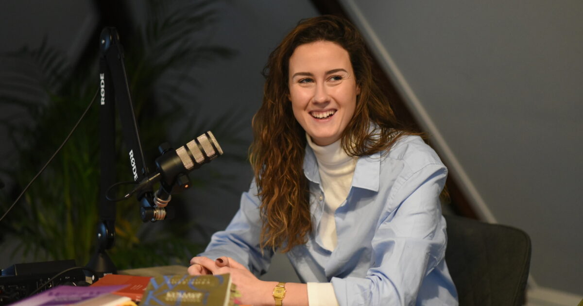 Deze Enschedese helpt studenten in juridische strijd met school: ‘De eerste aflevering werd meteen 400.000 keer bekeken’