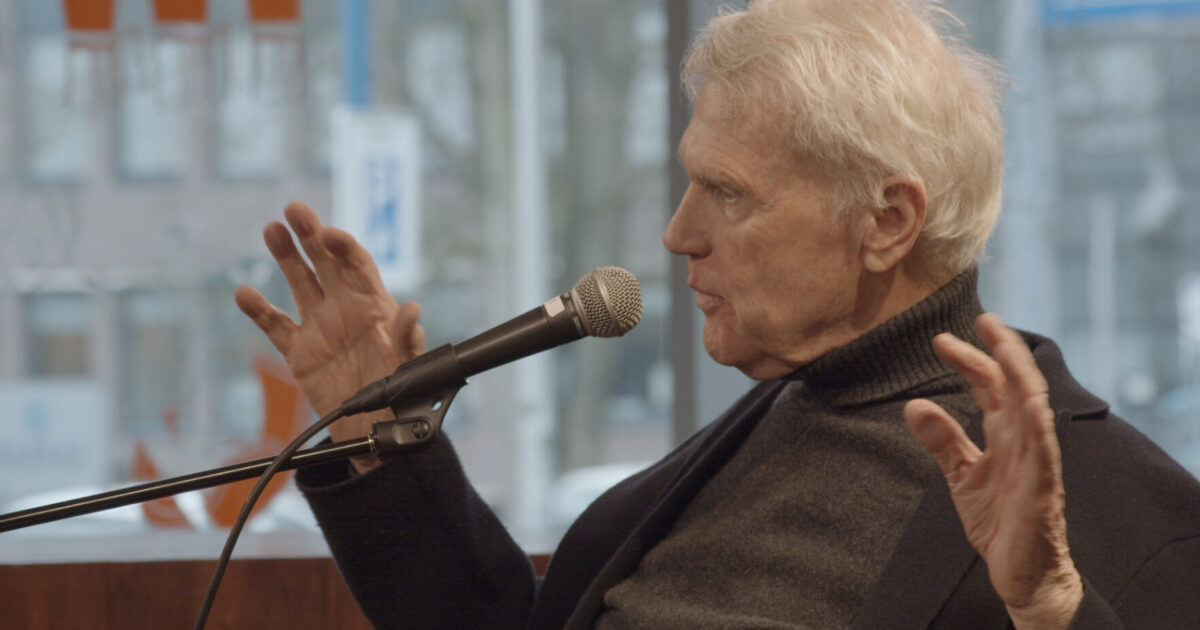 Adriaan van Dis (76) spreekt met tieners in Hengelose bieb: 'Jeugd