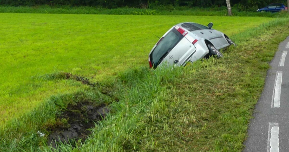 Bestuurder Verliest Controle Achter Stuur In Enschede, Belandt In De ...