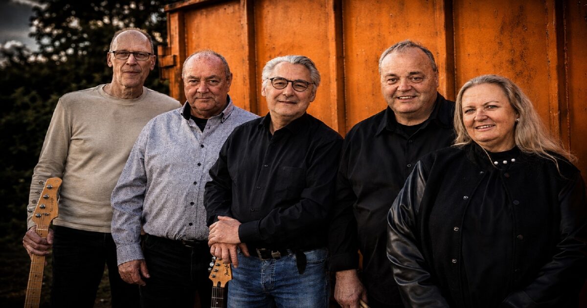 Marc Rottink De Leuke Liedjes Band bij de koepel in Park Stakenkamp Oldenzaal ...