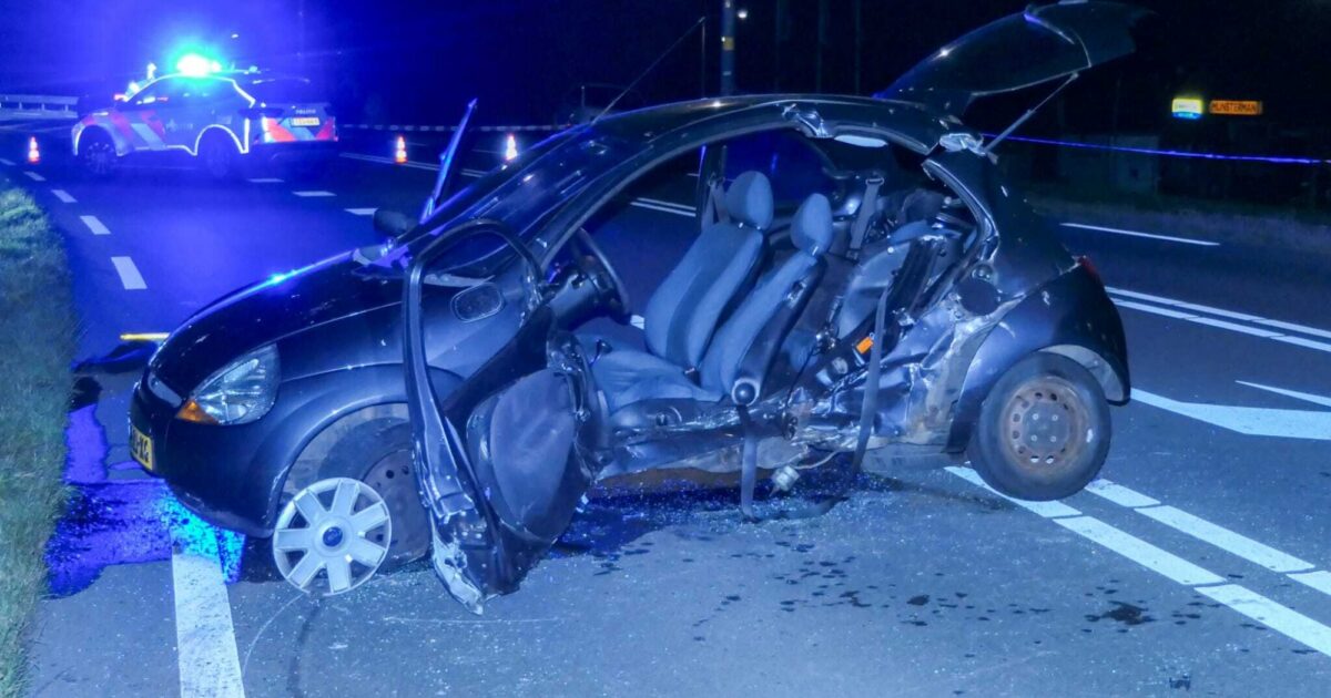 Twee gewonden en ravage na zware aanrijding tussen Enschede en Usselo, weg langdurig dicht