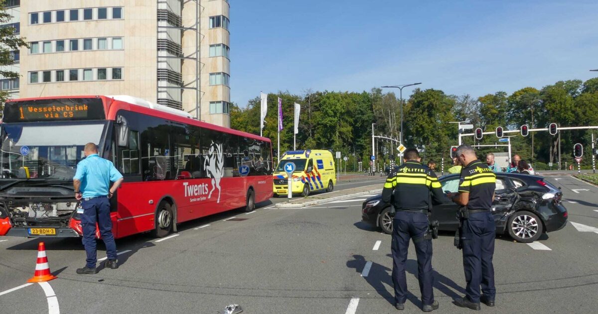 Auto En Lijnbus Botsen Op Elkaar In Enschede - 1Twente