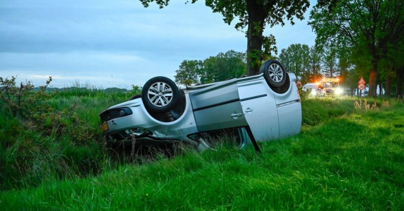 Bestelbus op de kop in sloot bij Almelo na uitwijkmanoeuvre