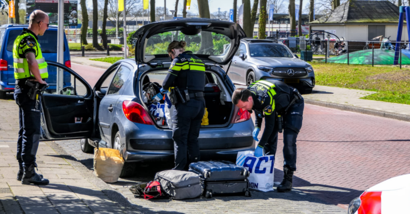 Verdachten knippen kaartjes van kleding in Enschede, politie in achtervolging