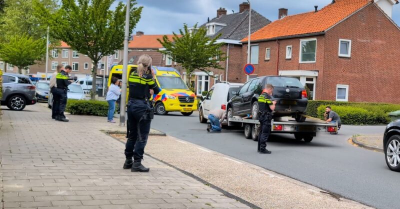 Fietsster naar ziekenhuis na harde klap met bestelbus in Enschede