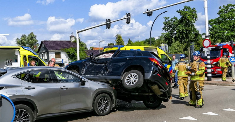 Auto belandt bovenop andere auto na botsing in Enschede, weg afgesloten