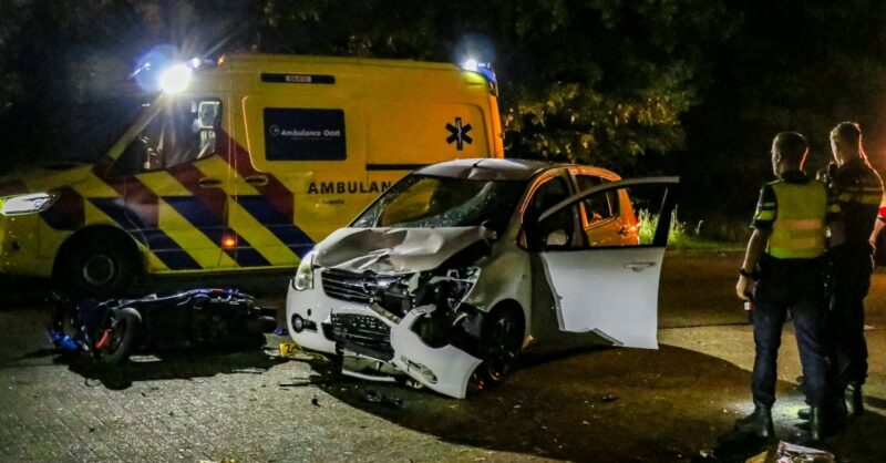 Scooterrijder gewond na zware aanrijding met auto in Enschede, omgeving afgezet