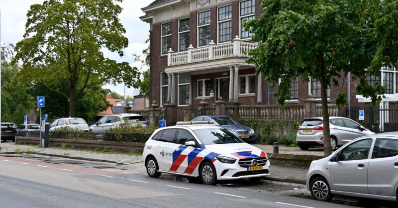 Steekincident aan Wierdensestraat in Almelo, politie doet onderzoek