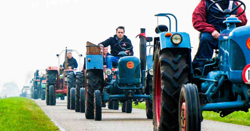 Trekkertoertocht Trotse Tukker Feesten start bij de boerderij van de serie Woeste Grond