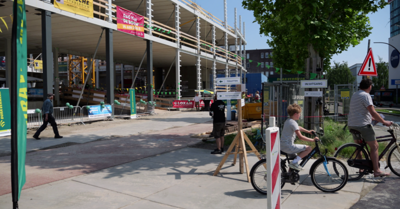 Tussen beton en bouwkranen kijken Almeloërs naar voortgang nieuw gerechtsgebouw