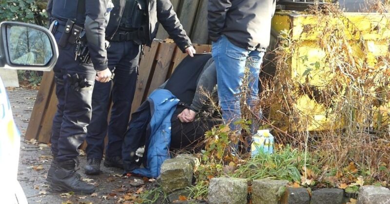 Drugslab Overdinkel, twee agenten naar ziekenhuis