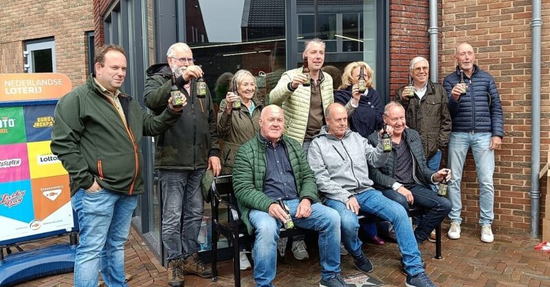 Les Miezerables onthult 'Bank of Fame' in Weerselo ter ere van Jan Gat-award winnaars
