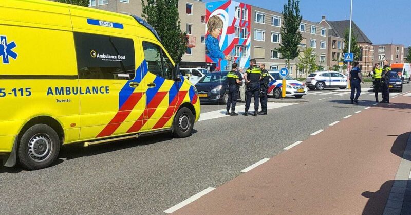 Voetganger naar ziekenhuis na aanrijding in Enschede