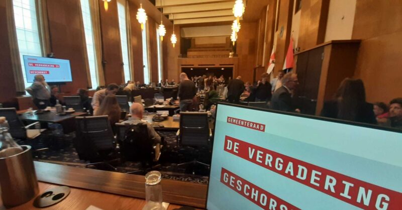 Enschedese politici denken tóch openbaar over bezuinigen, meerderheid fracties wil niet achter geslo
