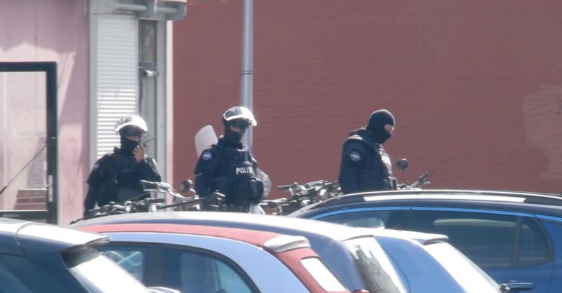 Bij invallen in Enschede vindt politie veel drugs en contant geld, vier personen gearresteerd