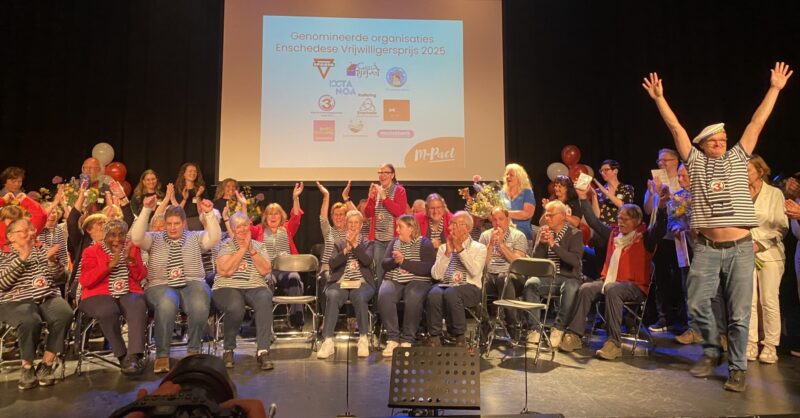 Vrijwilligersprijzen uitgereikt op feestje in Enschede: ‘Het hielp me uit verslaving te komen’
