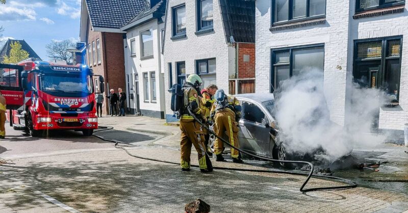 Sleutelen aan auto op tweede paasdag in Enschede eindigt in uitgebrande wagen