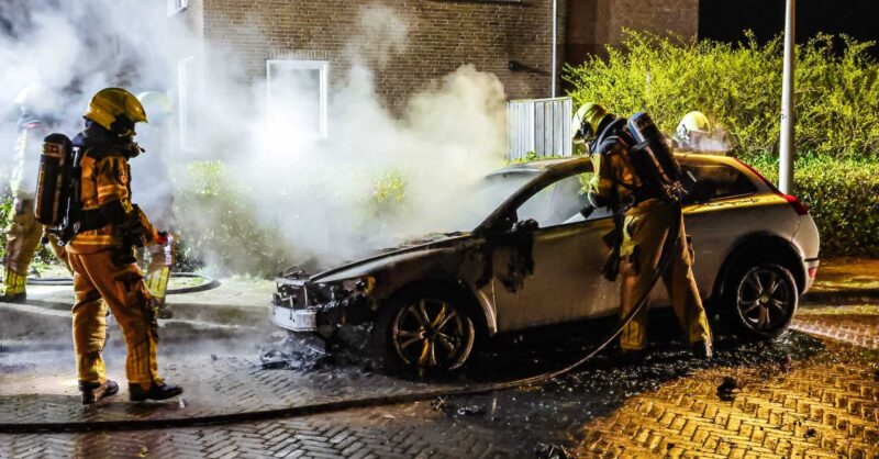 Auto volledig uitgebrand in Glanerbrug, politie zoekt getuigen
