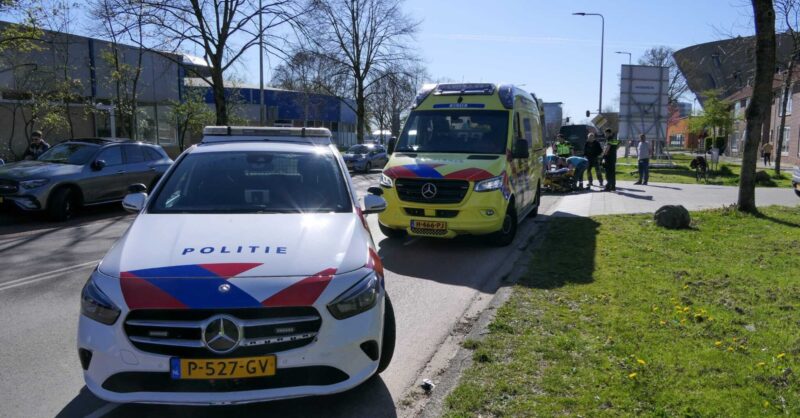 Twee bijna gelijktijdige aanrijdingen in Enschede: één gewonde fietser naar ziekenhuis