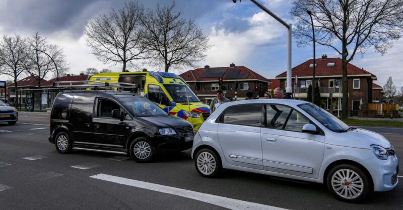 Opnieuw aanrijding op drukke straat in Enschede, drie auto’s betrokken