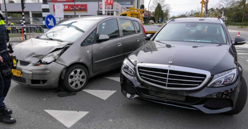 Gewonde bij aanrijding op kruising in Enschede, ondanks verkeersregelaars