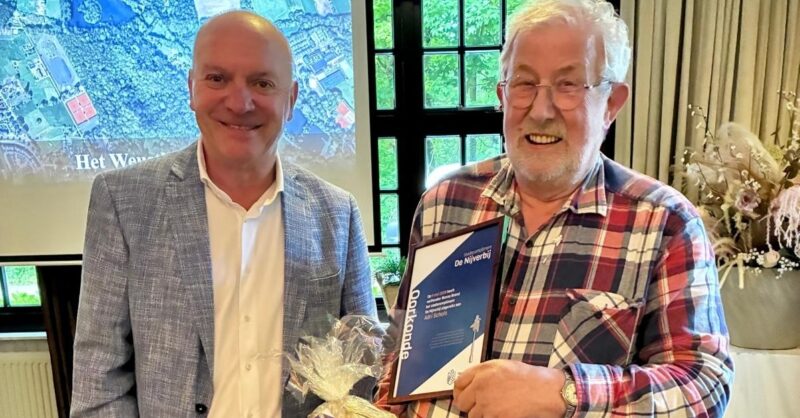 Stadscompliment De Nijverbij voor Hengeloër Adri Schols, de man die al 35 jaar paddenlevens redt