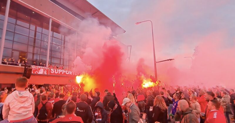 FC Twente-selectie in Enschede door honderden fans onthaald met massale sfeeractie