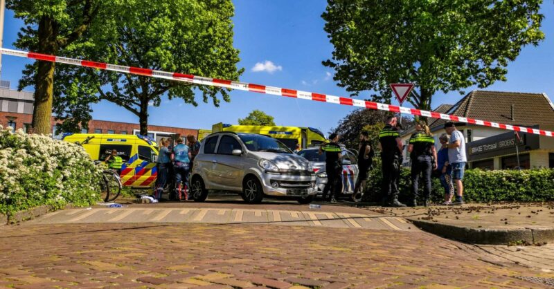 Fietsster met spoed naar ziekenhuis na ernstige aanrijding in Enschede