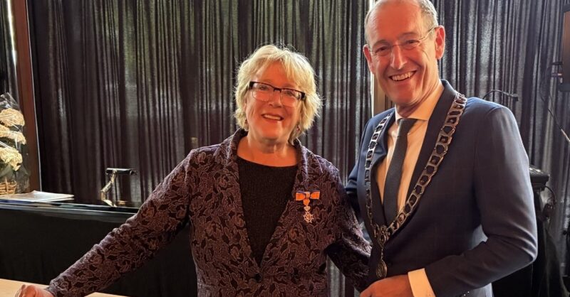 Culturele duizendpoot Jeannette Lodeweges koninklijk onderscheiden: 'Jij verbindt de Hengeloërs'
