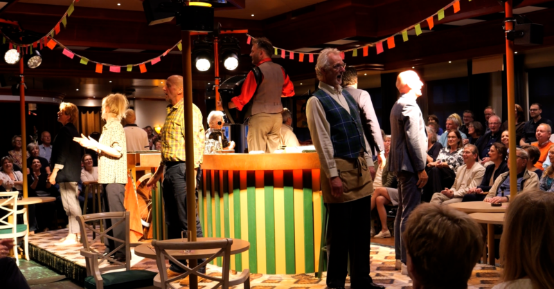 Theater ‘Huus van Twente’ reist door de regio: ongemakkelijke waarheden in een feestelijke setting