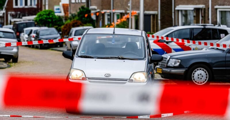 Politie haalt met getrokken wapens verdachte uit auto in Enschede, vlak na schietincident in Hengelo