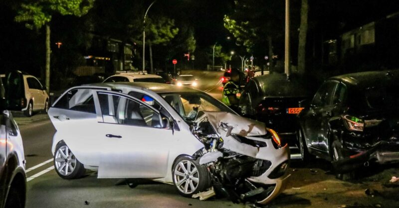 Ravage na zware aanrijding op Geerdinksweg in Hengelo, drie auto's zwaar beschadigd