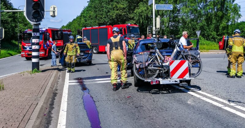 Eén gewonde en flinke verkeershinder na aanrijding op kruising N35 in Enschede