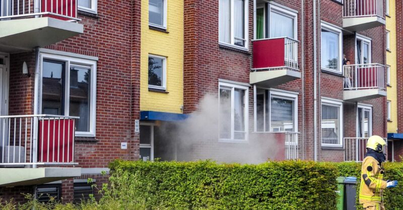 Grasmaaier vliegt in brand in Enschede, flatgebouw ontruimd