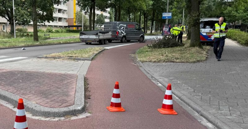 Wielrenner zwaargewond na aanrijding met busje in Enschede