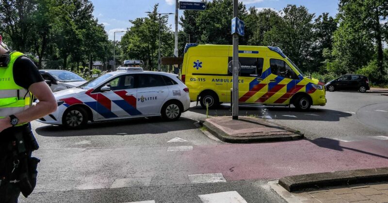 Fietsster gewond bij aanrijding op rotonde in Enschede