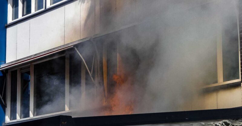 Uitslaande woningbrand in Enschede slaat over naar eerste verdieping, persoon ademt rook in
