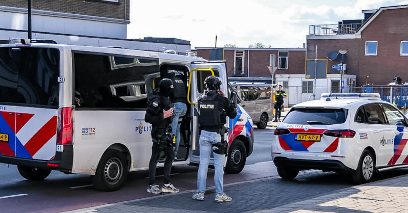 Politie doet inval in Enschede en zoekt persoon, nog geen aanhoudingen