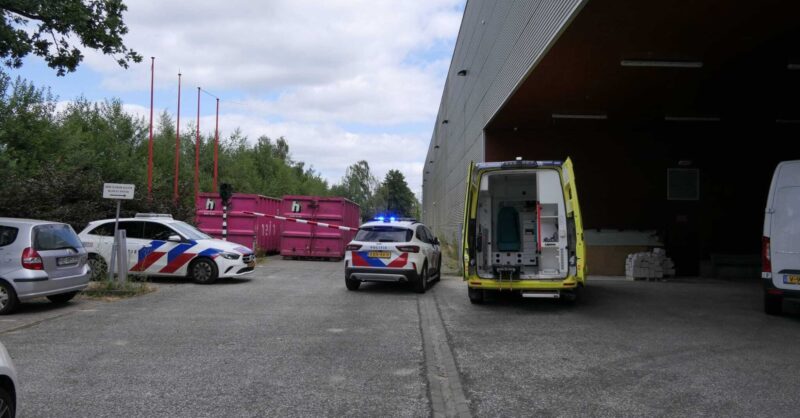 Persoon met spoed naar ziekenhuis na incident bij voormalig Praxis-pand in Enschede