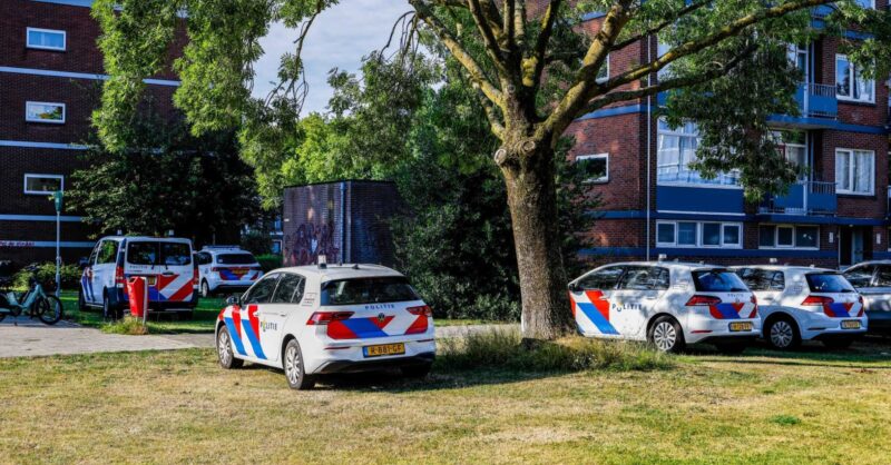 Negen politieauto's aanwezig bij onderzoek in flatgebouw Enschede, meerdere goederen meegenomen
