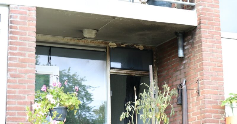 Barbecue veroorzaakt brand op balkon in Enschede, flinke schade aan woning